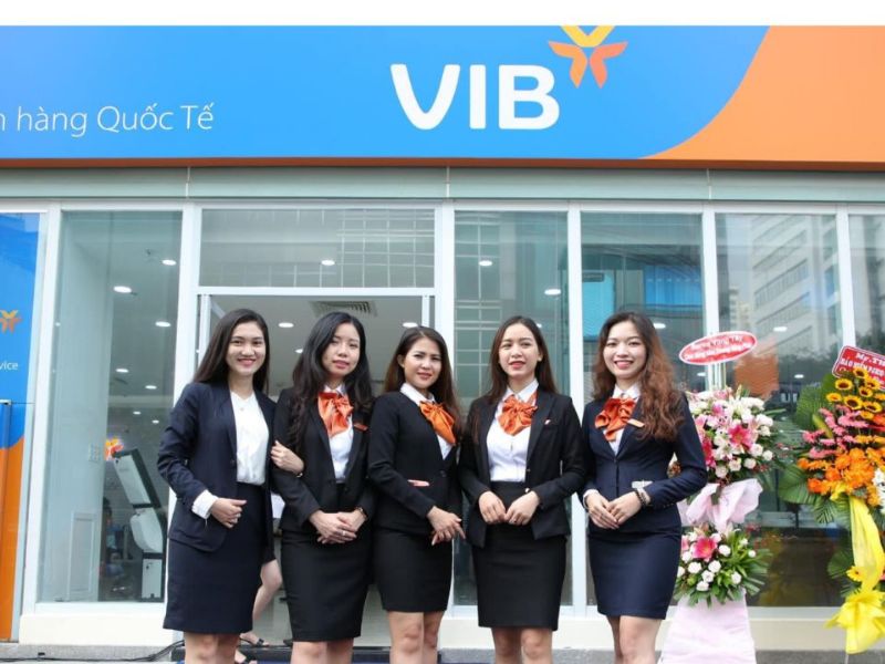 Giao dịch viên chịu trách nhiệm đa dạng các nhiệm vụ khi làm việc tại ngân hàng